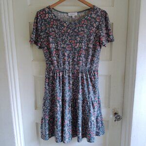 Gilli Gray Green Floral Tiered Dress M